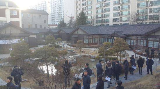 근대건축물을 복원한 일본식 숙박시설인 고우당 전경.