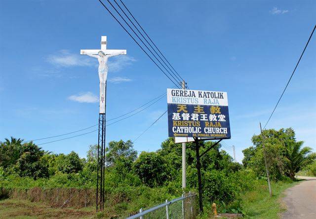 단체로 찍어낸 듯 똑같은 디자인의 교회 푯말이 쓸데없는 것에 관심 많은 우릴 유혹했다.