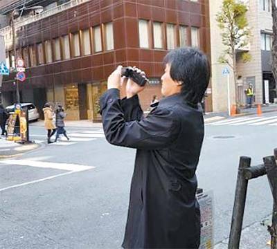 아자부탐정사무소의 우치다 코지 조사부장이 22일 결혼 사기 조사 의뢰 사건과 관련해 동영상 촬영을 하고 있다. [조강수 기자]