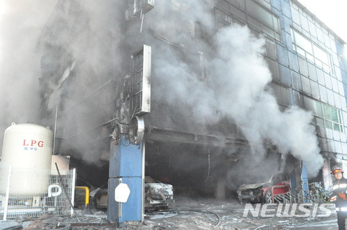 【제천=뉴시스】인진연 기자 = 21일 오후 4시께 화재가 발생한 충북 제천시 하소동의 한 대형 목욕탕에서 불이 나 건물이 연기에 휩싸여 있다.2017.12.21.(사진=제천소방서 제공)  photo@newsis.com