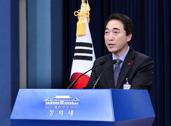 청와대 박수현 대변인이 28일 오전 청와대에서 위안부 TF의 조사결과 발표와 관련된 대통령 입장문을 발표하고 있다. 문 대통령은 “위안부 TF의 조사결과 발표를 보면서 대통령으로서 무거운 마음을 금할 수 없다”며 “지난 합의가 양국 정상의 추인을 거친 정부 간의 공식적 약속이라는 부담에도 저는 대통령으로서 국민과 함께 이 합의로 위안부 문제가 해결될 수 없다는 점을 다시금 분명히 밝힌다”고 말했다. 연합뉴스