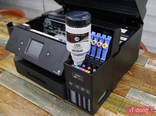 탱크에 통을 꽂아두면 저절로 적정량까지 주입이 된다