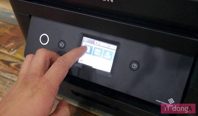 버튼의 수를 최소화한 터치스크린 인터페이스