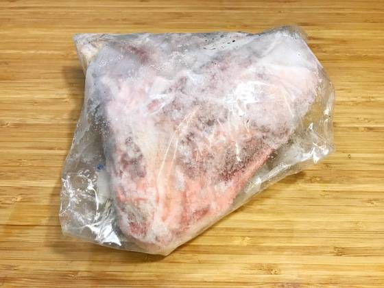 냉동실에 오래 있어 꽁꽁 얼어버린 고기. 맛을 지키면서 빨리 해동할 수 있는 방법이 필요하다.