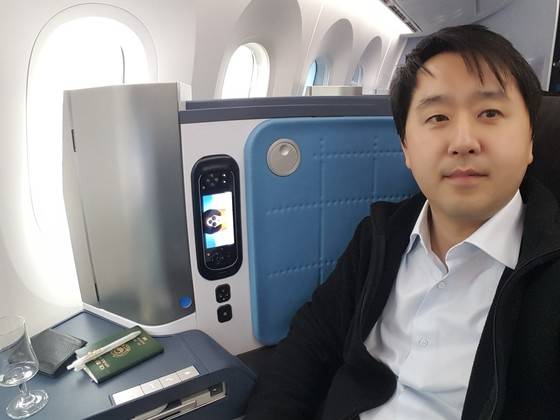 기내에서도 양복을 입는다. [사진 김갑유]