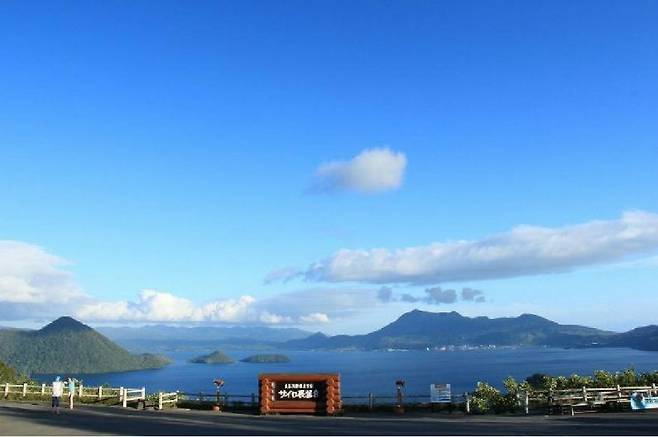 사이로 전망대에 오르면 북해도 최대 규모의 칼테라 호수, 도야 호수의 모습을 한눈에 담을 수 있다. (사진=자유투어 제공)