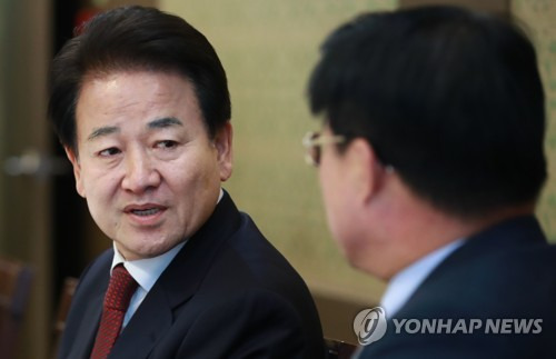 논의하는 정동영 의원 (서울=연합뉴스) 홍해인 기자 = 국민의당 정동영 의원이 14일 오후 서울 여의도 한 중식당에서 열린 14일 오후 서울 여의도 한 중식당에서 열린 평화개혁연대, 당을 구하는 초선의원 모임(구당초) 참여 의원 연석회의에 참석해 최경환 의원과 논의하고 있다. 2017.12.14      hihong@yna.co.kr