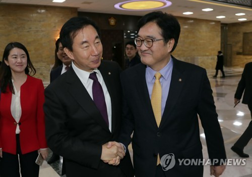 우원식 김성태 '고생 많았습니다' (서울=연합뉴스) 이정훈 기자 = 더불어민주당 우원식 원내대표(오른쪽)와 자유한국당 김성태 원내대표가 29일 오후 국회 본회의 산회 뒤 서로를 격려하며 악수하고 있다.      uwg806@yna.co.kr