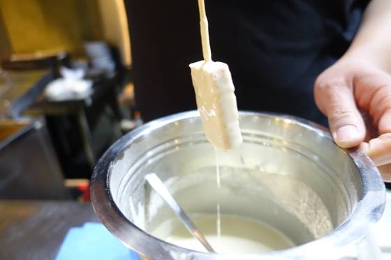 쌀가루를 묻히고 묽은 반죽에 담갔다 꺼냈다. 반죽은 쌀가루에 맥주를 섞어서 만든다.