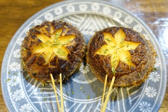 표고 쿠시카츠는 안쪽에 쌀가루 반죽을 바르고 새우 가루를 묻혀 튀겼다.