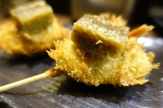 아보카도 쿠시카츠에 와사비 간장 젤리를 올렸다. 시험 중인 메뉴다.