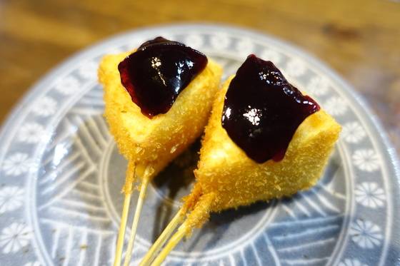 블루베리잼을 얹은 까망베르치즈. 잼을 얹은 건 김상호씨 아이디어다.