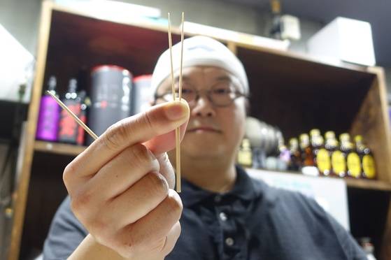 튀기는 과정에서 물러지기 쉬운 재료는 꼬치를 쪼개서 두 가닥으로 꿴다. 그렇게 하면 쌀 반죽을 묻힌 뒤에나 튀겨낸 직후 꼬치 끝을 잡고 좌우로 돌려 반죽이나 기름을 털어낼 때 효과적이다.