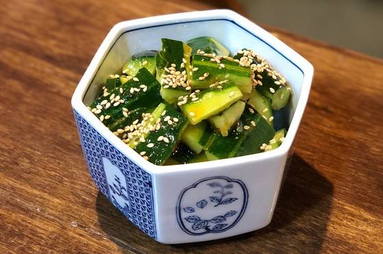 오이를 두드려서 고추기름 소스에 버무린 오이타타키. 쿠시카츠의 느끼함을 씻어주는 사이드 메뉴다.