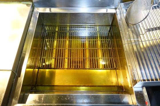 기름 온도가 높아지기를 기다리는 튀김기.