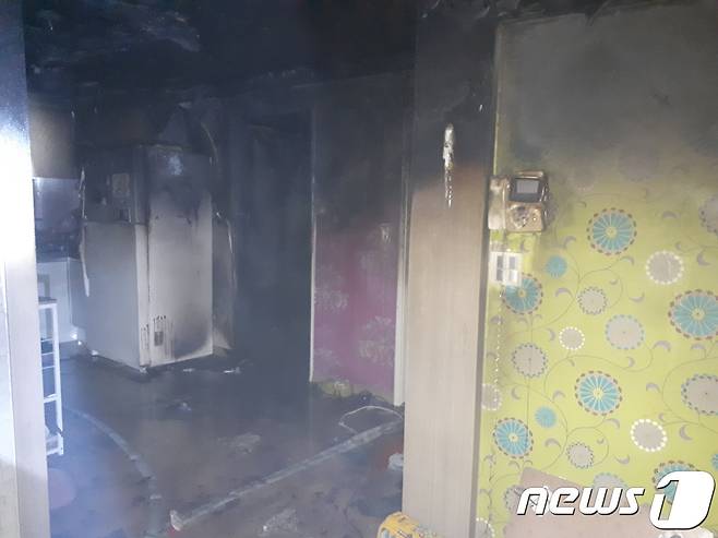 31일 오전 2시26분쯤 광주 북구 두암동의 한 아파트에서 불이 나 아이 3명이 숨지는 사건이 발생했다. 사진은 진화된 화재현장의 모습.(광주북부소방서 제공)2017.12.31/뉴스1