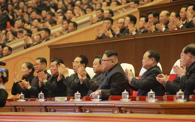 북한 관영 조선중앙통신이 30일 공개한 김정은 북한 노동당 위원장의 제5차 당 세포위원장 대회 축하공연 관람 장면 사진. 김정은의 여동생 김여정(붉은 원) 당 부부장이 김정은 및 노동당 부위원장들과 관람석 같은 줄에 앉아 있다. 연합뉴스