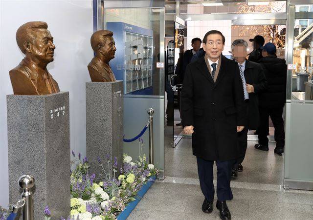 박원순 서울시장이 8일 오전 민주당 소속 지자체장 성과 평가회에 참석하기 위해 서울 영등포구 더불어민주당 당사로 들어서고 있다. 연합뉴스