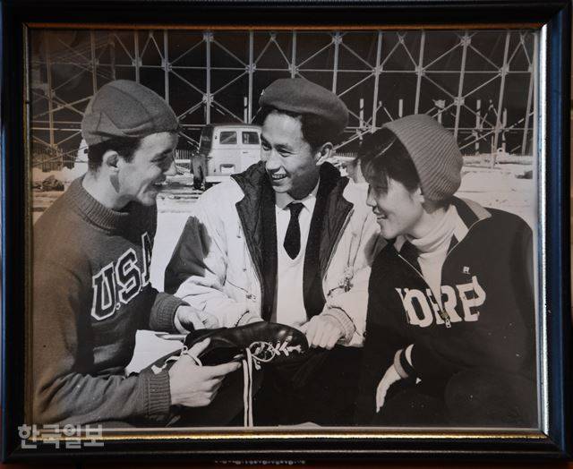 1960 스쿼밸리 동계올림픽에 출전한 김경회(오른쪽)가 미국 선수와 대회하고 있다. 김경회씨 제공