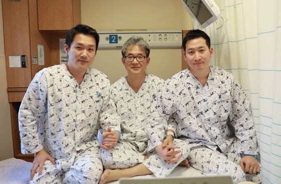 간 이식 수술 전 함께한 삼부자. (왼쪽부터) 형 김민배씨, 아버지 철주씨, 동생 성환씨. [사진 김민배]