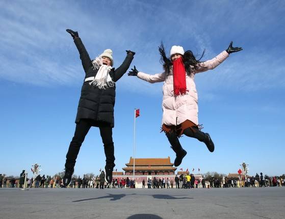 베이징 천안문 광장의 맑은 하늘. 요즘 쉽게 볼 수 있는 모습이다. [출처: 이매진차이나]
