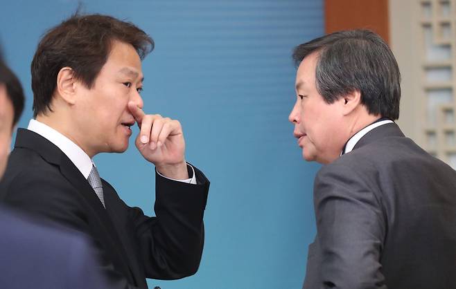 2일 오전 청와대 본관에서 열린 국무회의에 앞서 임종석 비서실장과 도종환 문화체육관광부 장관이 이야기를 나누고 있다. 청와대 사진기자단