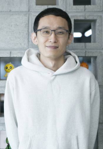 새로운 형식의 웹툰 <마주쳤다>를 연재 중인 하일권 작가가 카메라를 향해 미소짓고 있다. <마주쳤다>는 얼굴인식, 증강현실 기술 등이 도입돼 독자가 만화 캐릭터와 직접 대화하고 있다는 착각에 빠지게 한다.    네이버웹툰 제공