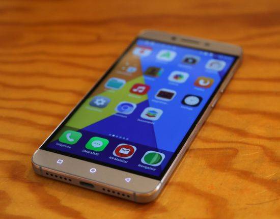 킥스타터 크라우드펀딩 페이지에 게재된 일로(eelo) 스마트폰 프로토타입 이미지