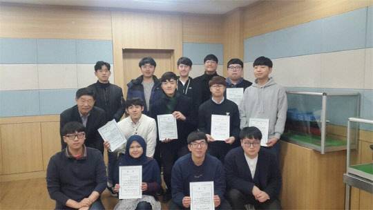 인하대는 조선해양공학과 김형주(팀장), 고권우 , 김유환, 신승호,권병수, 성희중, 이순현, 이정기, 권기창, 노석호, 아지라 자카리야,이원우, 전은별 등 13명으로 이뤄진 학생팀이 2017 전국 학생선박설계 콘테스트 지정과제 부문에서 조선해양플랜트협회장상을 수상했다고 3일 밝혔다.  인하대 제공