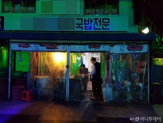 지난달 22일 새벽 4시30분, 서울 종로구 낙원동 70년 전통의 우거지 해장국 식당의 모습. /사진=이재은 기자.