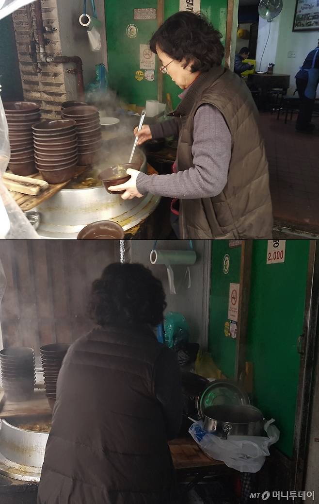 사장 권영희씨가 해장국을 그릇에 담고 있다. 옆에는 8인분을 포장해달라며 40대 남성이 가져온 스테인레스 통이 보인다. /사진=이재은 기자