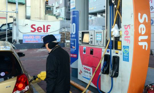 일자리 ‘빈 자리’ : 3일 오전 서울 은평구의 한 셀프주유소에서 출근길 시민이 주유하고 있다. 최저임금 인상으로 인한 인건비 부담을 줄이기 위해 주유업체가 고용축소에 나서면서 최근 셀프주유소가 증가하고 있다.   김선규 기자 ufokim@