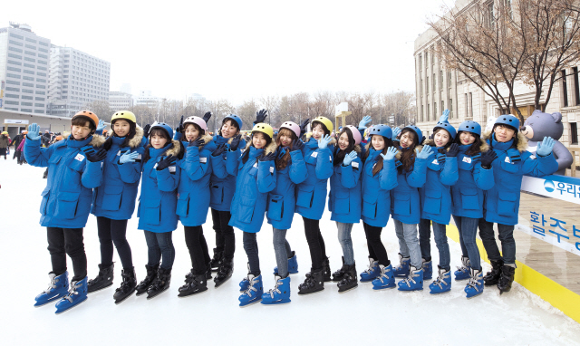 대학생 미소국가 대표가 서울광장 스케이트장에서 평창동계올림픽 성공을 응원하는 기념촬영을 하고 있다.