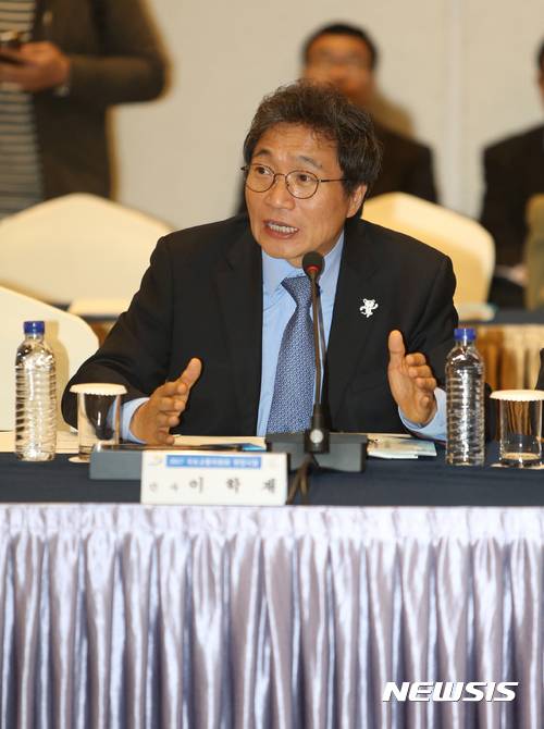 【평창=뉴시스】김경목 기자 = 27일 오전 강원 평창군 대관령면 용평리조트 드래곤밸리 호텔 1층 그랜드 볼룸에서 국회 국토교통위원회 2017년도 국정감사 현장시찰 올림픽 준비상황 업무보고가 진행되고 있는 가운데 바른정당 이학재 의원이 최문순 강원도지사에게 질의를 하고 있다. 2017.10.27.    photo31@newsis.com