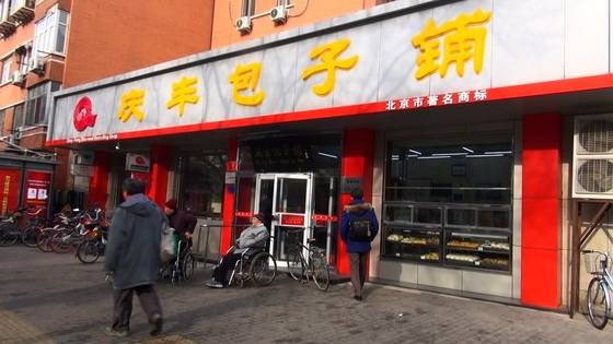 2013년 12월 28일 시진핑 중국 국가주석이 방문해 화제가 됐던 칭펑만두 웨탄점. 손님 절반 정도가 모바일 결제로 요금을 결제하고 있었다. [사진=선르주 JTBC 촬영기자]