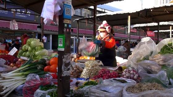 베이징 코리안타운 왕징의 왕징제다오(望京街道) 종합 야채 시장의 한 야채 가게 기둥에 즈푸바오와 웨이신즈푸 QR코드가 붙어 있다. 상인은 이미 모바일 결제를 이용하는 손님이 현금 고객보다 많다고 말했다. [사진=선르주 JTBC 촬영기자]