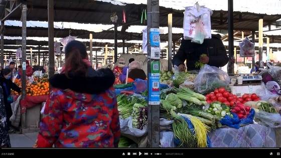 베이징 코리안타운 왕징의 왕징제다오(望京街道) 종합 야채 시장의 한 야채 가게 기둥에 즈푸바오와 웨이신즈푸 QR코드가 붙어 있다. 상인은 이미 모바일 결제를 이용하는 손님이 현금 고객보다 많다고 말했다. [사진=선르주 JTBC 촬영기자]