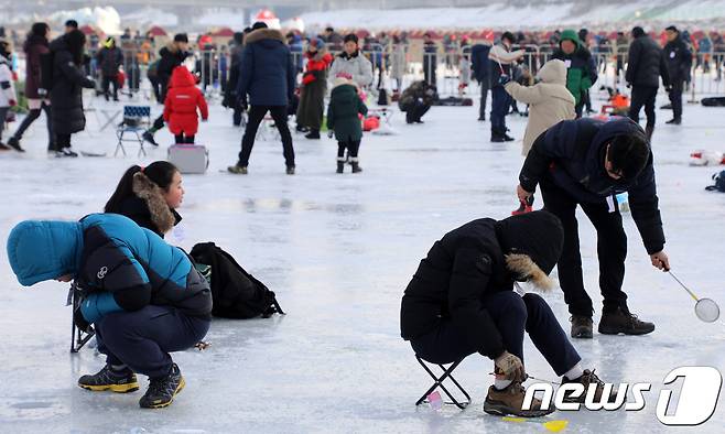 5일 강원 홍천군 홍천강변에서 제6회 홍천강 인삼송어 축제가 개막한 가운데 수많은 관광객들이 얼음낚시를 하고 있다. 이번 축제는 오는 21일까지 계속되며 주요 프로그램은 얼음낚시, 가족텐트낚시, 인삼송어 맨손잡기 등이다. 2018.1.5/뉴스1 © News1 하중천 기자