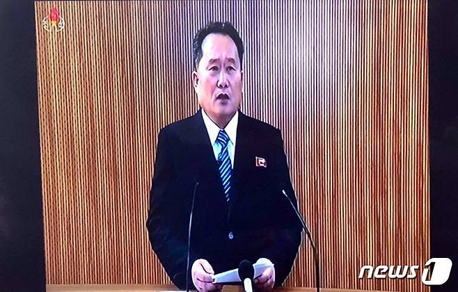 리선권 북한 조국평화통일위원회 위원장이 3일 조선중앙TV를 통해 김정은 위원장의 위임에 따른 입장을 발표하고 있다..(조선중앙TV 캡쳐)2018.1.3/뉴스1