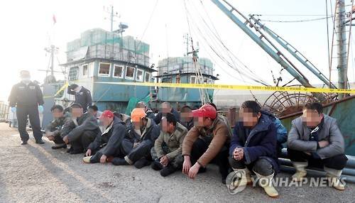 지난해 10월, 불법조업 중 검거된 중국어선 선원들(사진=연합뉴스)