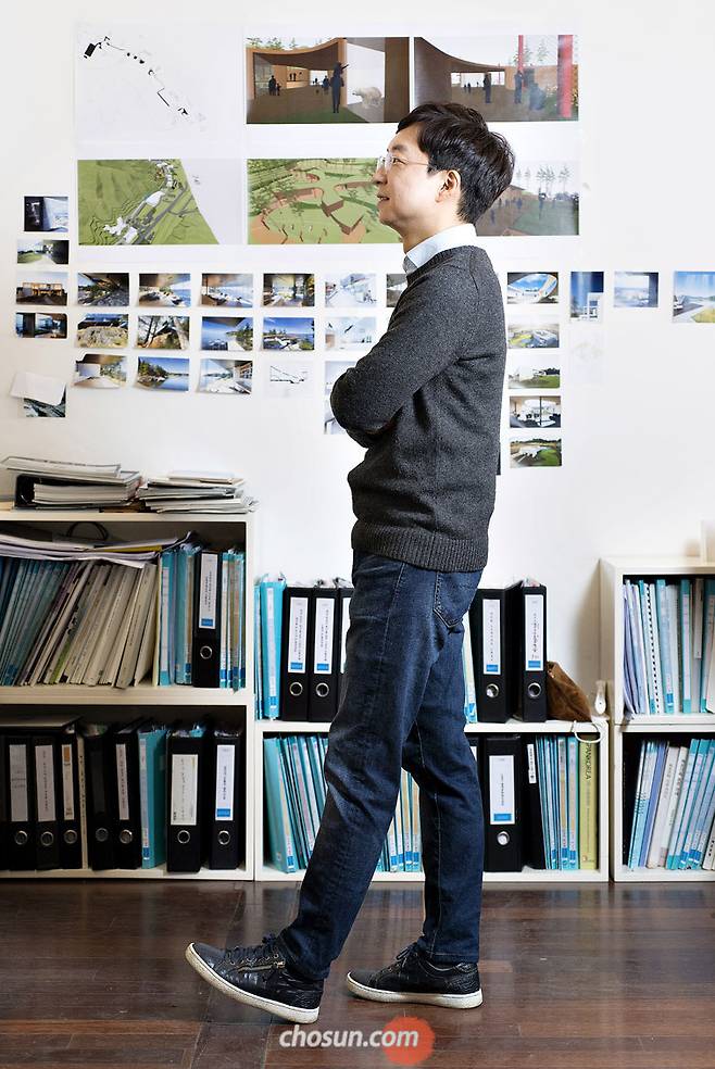 공간이 인간의 사고와 행동을 변화시킨다는 건축가 유현준의 이야기는 현학적이거나 추상적이지 않고, 일상적이면서 구체적이다./ 김종연 영상미디어 기자