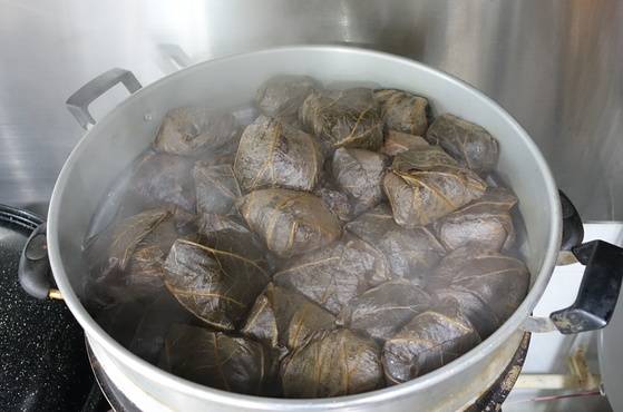 미리 준비한 연잎밥을 시루에 찌고 있다.