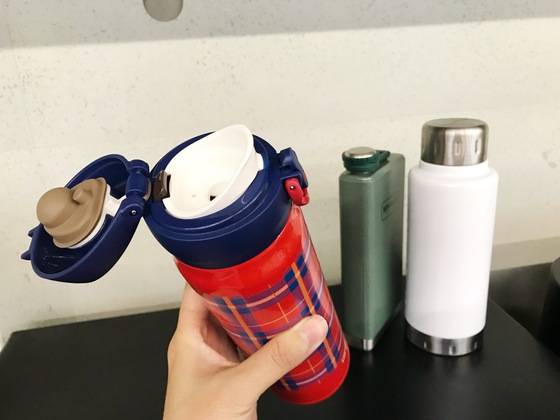 입구가 좁아 내부 구석구석을 깨끗이 씻어내기 힘든 보온병과 텀블러도 쉽게 닦을 수 있는 방법이 있다.