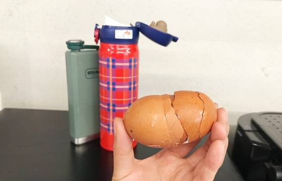 달걀껍데기도 보온병 속 이물질과 냄새를 없앨 수 있는 훌륭한 재료다.