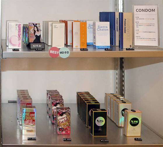 인테리어 소품처럼 가지런히 진열된 판매 제품들. [신인섭 기자]