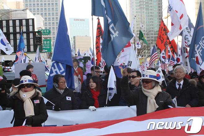 6일 조원진 대한애국당 대표와 서석구 변호사 등 보수성향 인사들이 대구 중구 반월당에서 '박근혜 대통령 인권유린 중단 및 무죄 석방 촉구 태극기집회'에 이어 행진에 나서고 있다. 2018. 1. 6/뉴스1 © News1 정지훈 기자