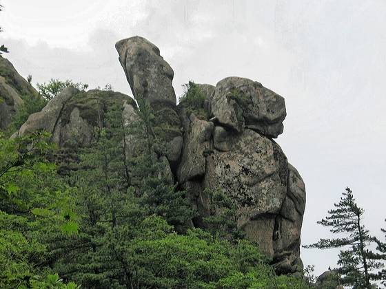 강아지와 사람형상의 바위. [사진 김순근]