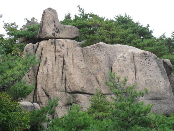 북한산 비봉능선길 개바위. [사진 김순근]