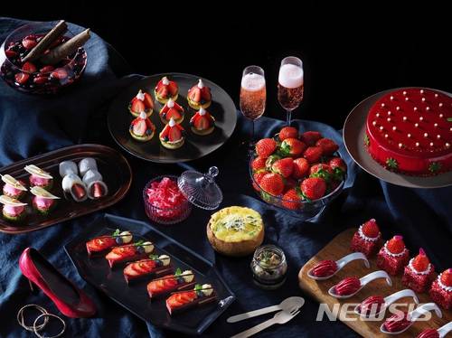 【서울=뉴시스】그랜드 인터컨티넨탈 서울 파르나스 '로비 라운지'의 '딸기 디저트 뷔페'.