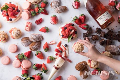 【서울=뉴시스】코트야드 메리어트 서울 타임스퀘어 '모모 바'의 ‘마이 스윗 스트로베리 뷔페’.